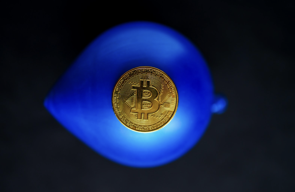 A blue balloon on which Bitcoin is kept.