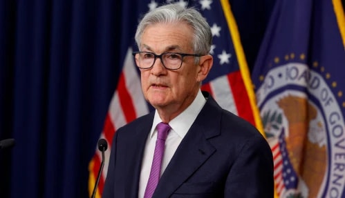 Jerome Powell wearing a suit and tie